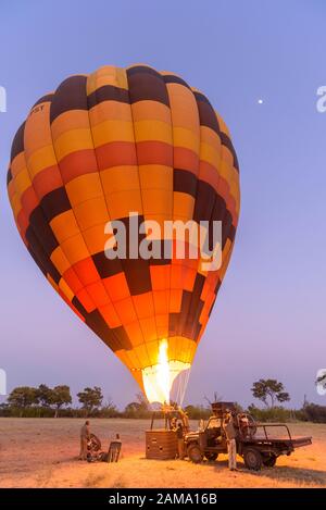 Heißluftballon im Morgengrauen, Bushman Plains, Okavanago Delta, Botswana Stockfoto