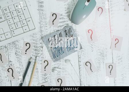 Schreiben Hinweis anzeigen Dream Big arbeiten hart. Business Konzept für den Glauben an sich selbst und die Träume und die Ziele schriftlich Tools folgen und Gekritzelt Papier o Stockfoto
