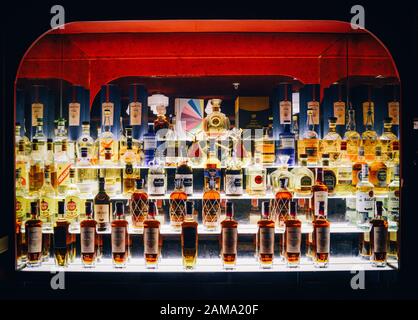 Verschiedene Flaschen alkoholischer Getränke an einem Stand an einer Bar Stockfoto