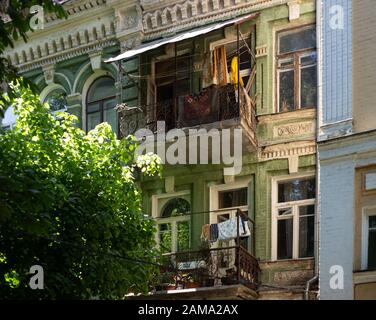 Kiew, Ukraine, 18. Mai 2019. Balkone eines alten Gebäudes im historischen Stadtzentrum Stockfoto