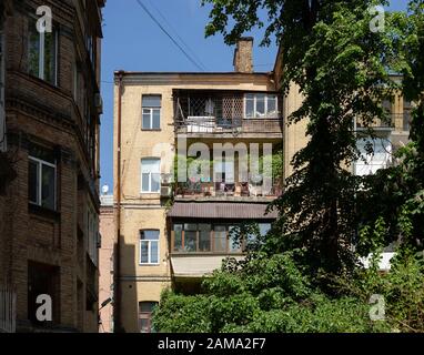 Kiew, Ukraine, 18. Mai 2019. Balkone eines alten Gebäudes im historischen Stadtzentrum Stockfoto