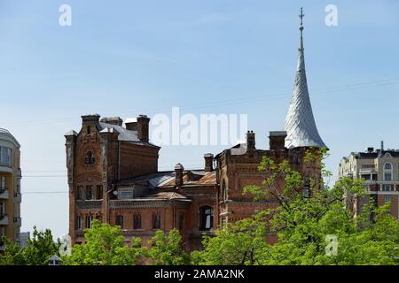 Kiew, Ukraine, 18. Mai 2019. Gebäude mit einem Spire auf der Straße Jaroslaviv Val Stockfoto