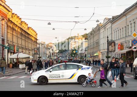 Kiew, Ukraine, 14. Mai 2017. Fußgänger und ein Polizeiwagen auf der Straße Petra Sagaydachogo Stockfoto