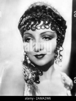 Claudette COLBERT als Empress Poppaea Portrait von Otto Dyar für DAS ZEICHEN DES KREUZES 1932 Regisseur CECIL B. DeMille Art Direction / Kostüme Mitchell leisen Paramount Pictures Stockfoto