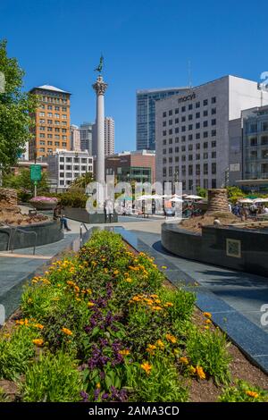 Blick auf Gebäude und Besucher auf den Union Square, San Francisco, Kalifornien, USA, Nordamerika Stockfoto