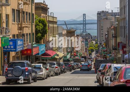 Blick auf die Oakland Bay Bridge und Chinatown von der Broadway Street, San Francisco, Kalifornien, Vereinigte Staaten von Amerika, Nordamerika Stockfoto