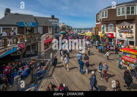 Blick auf den Pier 39, Fisherman's Wharf, San Francisco, Kalifornien, Vereinigte Staaten von Amerika, Nordamerika Stockfoto