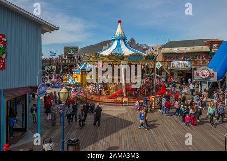 Blick auf den Pier 39, Fisherman's Wharf, San Francisco, Kalifornien, Vereinigte Staaten von Amerika, Nordamerika Stockfoto