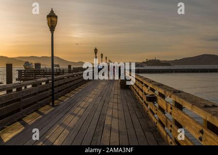 Blick auf Alcatraz und Pier in Fishermans Wharf bei Sonnenuntergang, San Francisco, Kalifornien, Vereinigte Staaten von Amerika, Nordamerika Stockfoto