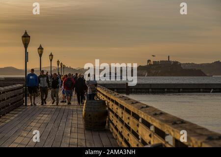Blick auf Alcatraz und Pier in Fishermans Wharf bei Sonnenuntergang, San Francisco, Kalifornien, Vereinigte Staaten von Amerika, Nordamerika Stockfoto