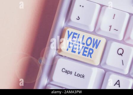 Schreiben Hinweis, Gelbfieber. Business Konzept für tropischen Virus Erkrankung, die Leber und die Nieren Weiß pc-Tastatur mit Hinweis Papier oben Stockfoto