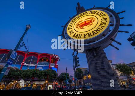 Ansicht der Fishermans Wharf Zeichen leuchtet in der Dämmerung, San Francisco, Kalifornien, Vereinigte Staaten von Amerika, Nordamerika Stockfoto