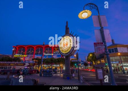 Ansicht der Fishermans Wharf Zeichen leuchtet in der Dämmerung, San Francisco, Kalifornien, Vereinigte Staaten von Amerika, Nordamerika Stockfoto