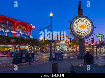 Ansicht der Fishermans Wharf Zeichen leuchtet in der Dämmerung, San Francisco, Kalifornien, Vereinigte Staaten von Amerika, Nordamerika Stockfoto