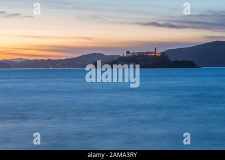 Blick auf Alcatraz Island von Fisherman's Wharf, San Francisco, Kalifornien, Vereinigte Staaten von Amerika, Nordamerika Stockfoto