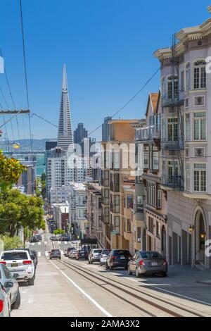 Blick auf Transamerica Pyramid Building und Oakland Bay Bridge, San Francisco, Kalifornien, Vereinigte Staaten von Amerika, Nordamerika Stockfoto