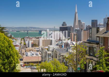 Blick auf Transamerica Pyramid Building und Oakland Bay Bridge, San Francisco, Kalifornien, Vereinigte Staaten von Amerika, Nordamerika Stockfoto