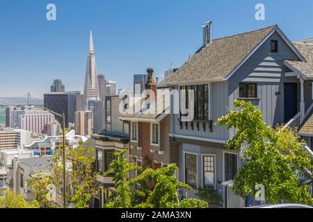 Blick auf Transamerica Pyramid Building und Oakland Bay Bridge, San Francisco, Kalifornien, Vereinigte Staaten von Amerika, Nordamerika Stockfoto