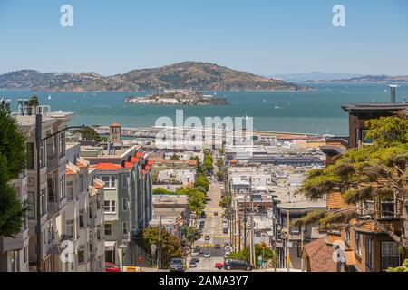 Blick auf die Insel Alcatraz von Russian Hill, San Francisco, Kalifornien, Vereinigte Staaten von Amerika, Nordamerika Stockfoto