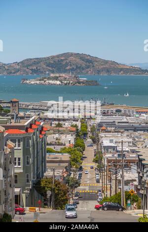 Blick auf die Insel Alcatraz von Russian Hill, San Francisco, Kalifornien, Vereinigte Staaten von Amerika, Nordamerika Stockfoto