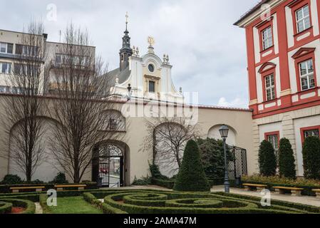 Garten des nationalen Ossolinski-Instituts oder einfach Ossolineum Kulturstiftung und Verlag in Wroclaw, Polen, Blick auf die Universitätskirche Stockfoto