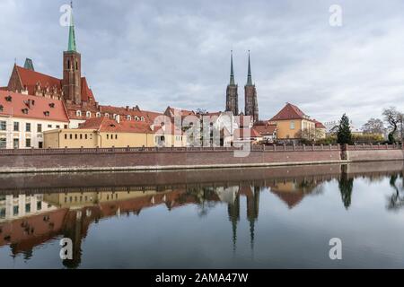 Kollegiatkirche Heilig Kreuz und St. Bartholomäus und Kathedrale Sankt Johannes der Täufer in Ostrow Tumski, ältester Teil der Stadt Wroclaw, Polen Stockfoto