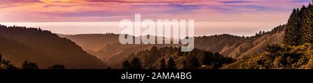 Panoramablick auf Hügel und Täler in den Bergen von Santa Cruz, Wolken über den Himmel und den Pazifischen Ozean, San Francisco Bay Area, Kalifornien Stockfoto