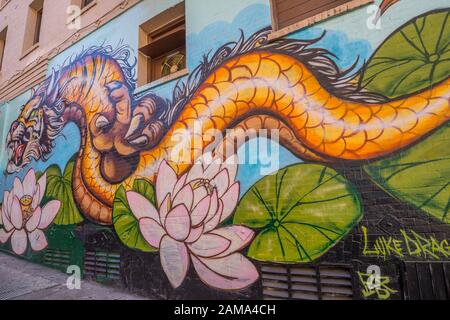 Blick auf die farbenfrohe Wandbeschmüdung des Drachen in Chinatown, San Francisco, Kalifornien, Vereinigte Staaten von Amerika, Nordamerika Stockfoto