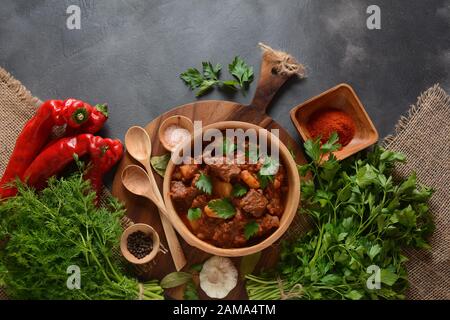 Gulasch traditionelle ungarische Rinderfleischeintopf oder Suppe mit Gemüse und Tomatensauce, Comfort Winter oder Herbst Lebensmittel Konzept Stockfoto