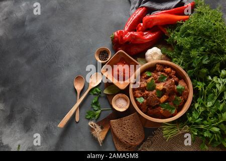 Gulasch traditionelle ungarische Rinderfleischeintopf oder Suppe mit Gemüse und Tomatensauce, Comfort Winter oder Herbst Lebensmittel Konzept Stockfoto