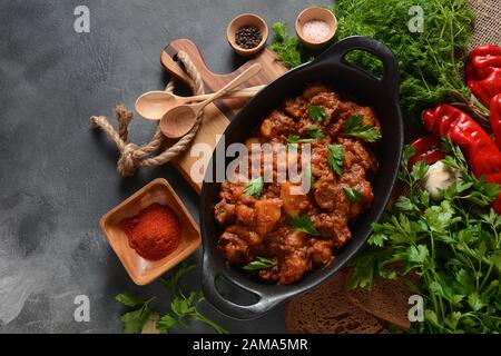 Gulasch traditionelle ungarische Rinderfleischeintopf oder Suppe mit Gemüse und Tomatensauce, Comfort Winter oder Herbst Lebensmittel Konzept Stockfoto