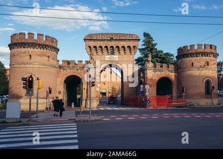 Porta Saragozza, eines der zwölf Tore der alten Stadtmauern von Bologna, der Hauptstadt und größten Stadt der Region Emilia-Romagna in Norditalien Stockfoto
