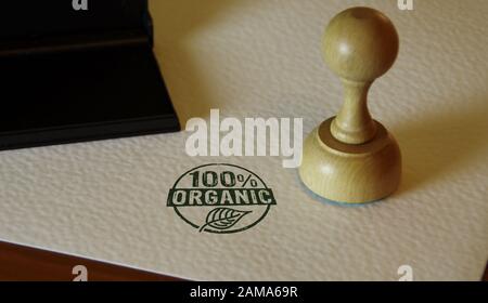 Organischer 100-prozentiger Stempel auf Papier. Ökologie, Bio, frei von genetisch veränderten organismen, natürliche und gesunde Ernährung. Stockfoto