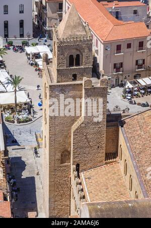 Blick vom Rocca di Cefalù auf Dom in der Altstadt von Cefalu Stadt und Gemeinde, an der Tyrrhenischen Küste von Sizilien, Italien Stockfoto