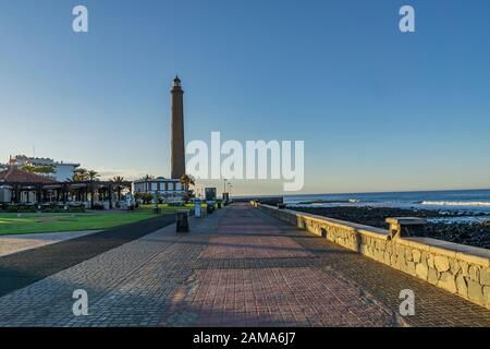 Grand Canary - Blick von der Promnade in Richtung Leuchtturm bei Maspalomas am frühen Morgen, Spanien, 07.06.2016 Stockfoto