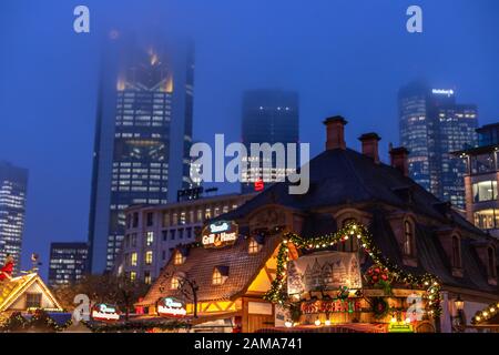 Frankfurt am Main, Deutschland - 25. November 2019: Weihnachtsstimmung in der Innenstadt in der Nähe Der Hauptwache. Wolkenkratzer, die im Nebel im stehen Stockfoto