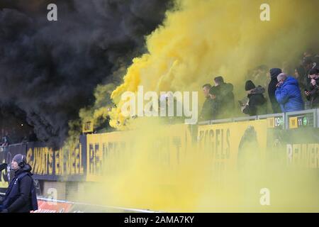 Kerkrade, Niederlande. Januar 2020. Parkstad Limburg-Stadion, niederländischer Fußball Keuken Kampioen Divisie, Roda JC-MVV, Saison 2019/2020, Schiedsrichter van Boekel stoppt das Spiel im Zusammenhang mit Feuerwerkskörpern der Roda JC Supporters Credit: Pro Shots/Alamy Live News Stockfoto