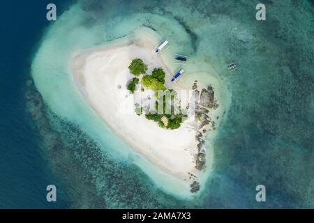 Blick von oben, atemberaubender Luftblick auf Gili Kedis mit einem schönen weißen Sandstrand, der von einem türkisfarbenen und kristallklaren Wasser umspült wird. Stockfoto