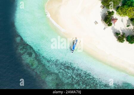 Blick von oben, atemberaubender Luftblick auf Gili Kedis mit einem schönen weißen Sandstrand, der von einem türkisfarbenen und kristallklaren Wasser umspült wird. Stockfoto