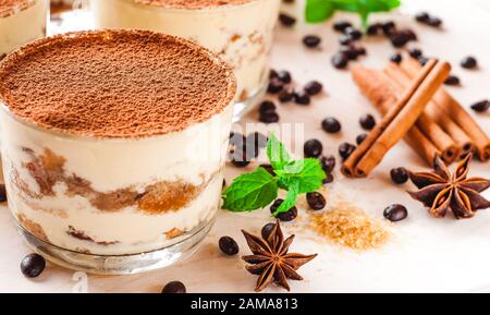 Glas mit cremiger Tiramisu und Lady Finger gefüllt Stockfoto
