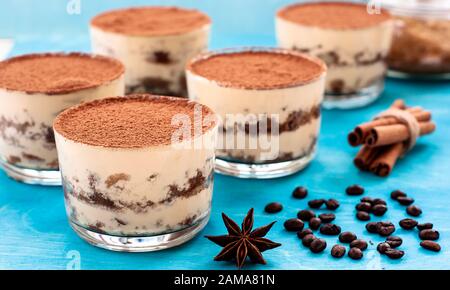 Glas mit cremiger Tiramisu und Lady Finger gefüllt Stockfoto