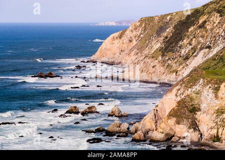 Blick auf die dramatische Küstenlinie des Pazifischen Ozeans, mit felsigen Klippen, an einem sonnigen Tag, Point Reyes National Seashore, Kalifornien Stockfoto