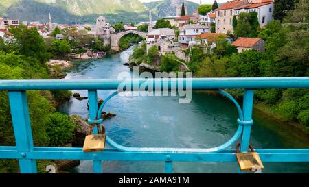 Blick auf die Alte Brücke in Mostar von der Portbrücke (Mujage Komadine Bridge). Mostar, Bosnien und Herzegowina. Stockfoto