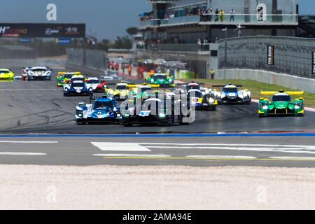 Tailem Bend, Australien. .12. Januar 2020 The Bend Motosport Park, Tailem Bend, South Australia, Australien; Asian Le Mans, 4 Stunden Bend, Renntag; Der Start des Rennens als Autos geht in die erste Ecke - Editorial Use Credit: Action Plus Sports Images/Alamy Live News Stockfoto