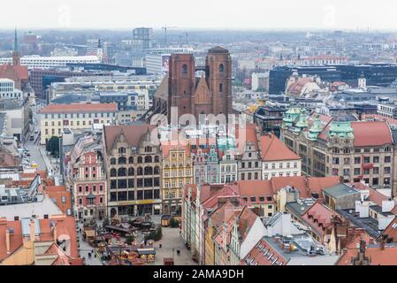 Luftbild von der Garnisonkirche in Der Altstadt von Wroclaw, Polen - Blick auf die Maria-Magdalena-Kirche und Den Marktplatz Stockfoto