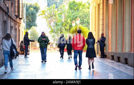 Murcia, Spanien, 11. Januar 2020: Straßenmusiker spielen ein Instrument auf den Straßen in der Nähe der Kathedrale von Murcia und bitten um Geld für Spaziergänge. Stockfoto