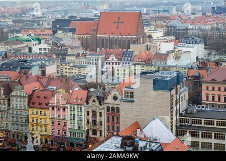 Luftbild von der Garnisonkirche in Der Altstadt von Wroclaw, Polen - Blick auf die Kirche der Heiligen Dorothea, Wenceslaus und Stanislaus Stockfoto