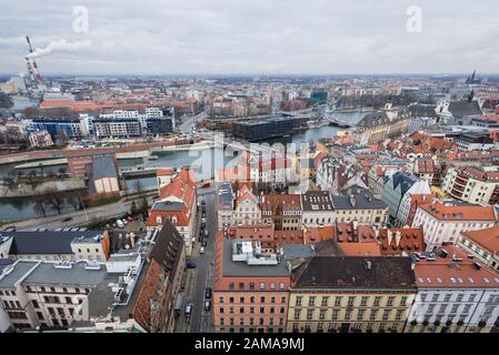 Luftbild von der Garnisonkirche in Der Altstadt von Wroclaw, Polen - Blick auf das Flussufer der oder Stockfoto