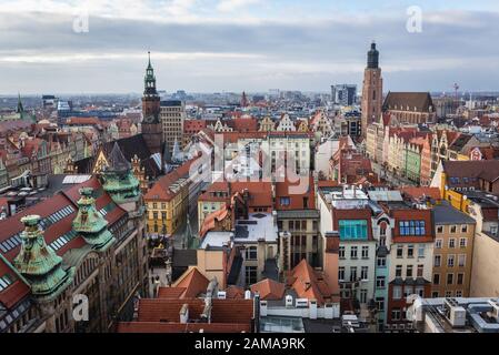 Altstadt von Wroclaw mit Altem Rathausbau und Basilika der heiligen Elisabeth von der sogenannten Hexenbrücke an der St.-Marien-Magdalena-Kirche, Polen, aus gesehen Stockfoto