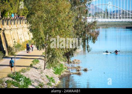 Murcia, Spanien, 11. Januar 2020: Blick auf Segura, den Fluss Segura in Murcia, einer spanischen Stadt im Süden Spaniens. Menschen schlendern und Stockfoto